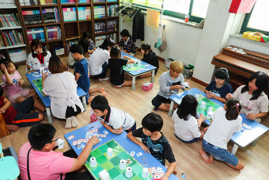 한국지엠(GM)은 지난 5일 인천 이지지역아동센터에서 취약 계층 아동들의 코딩 교육을 위한 후원금 5000만원을 전달하고 교육 현장을 참관했다고 6일 밝혔다. 지역아동센터에서 취약 계층 아동들이 코딩 교육을 받고 있는 모습. <한국GM 제공>